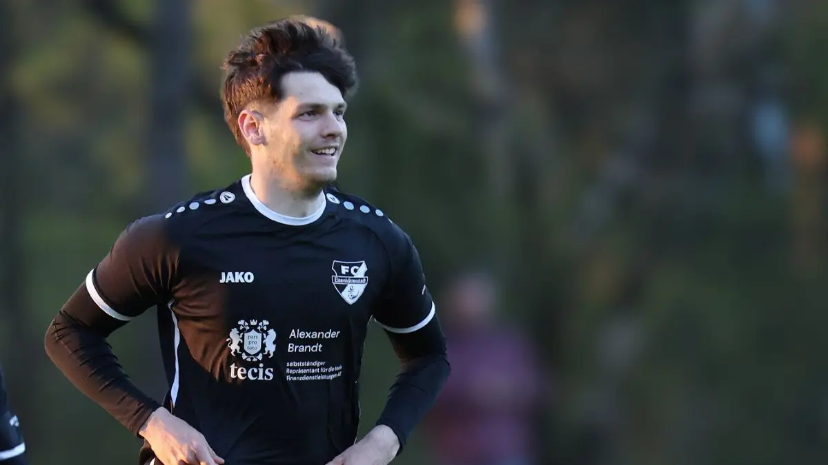 Fussball : Eisenhüttenstadt, Landesliga Süd, FC Eisenhüttenstadt : Victoria Seelow, mit 2 Tore in der 1. HZ machte es der Gastegeber etwas spannend, wie hier nach dem 1 : 0 durch Paul Moritz vor Kevin Seliger und Nabil Nasser r.h.
FOTO BENK 21.04.2026