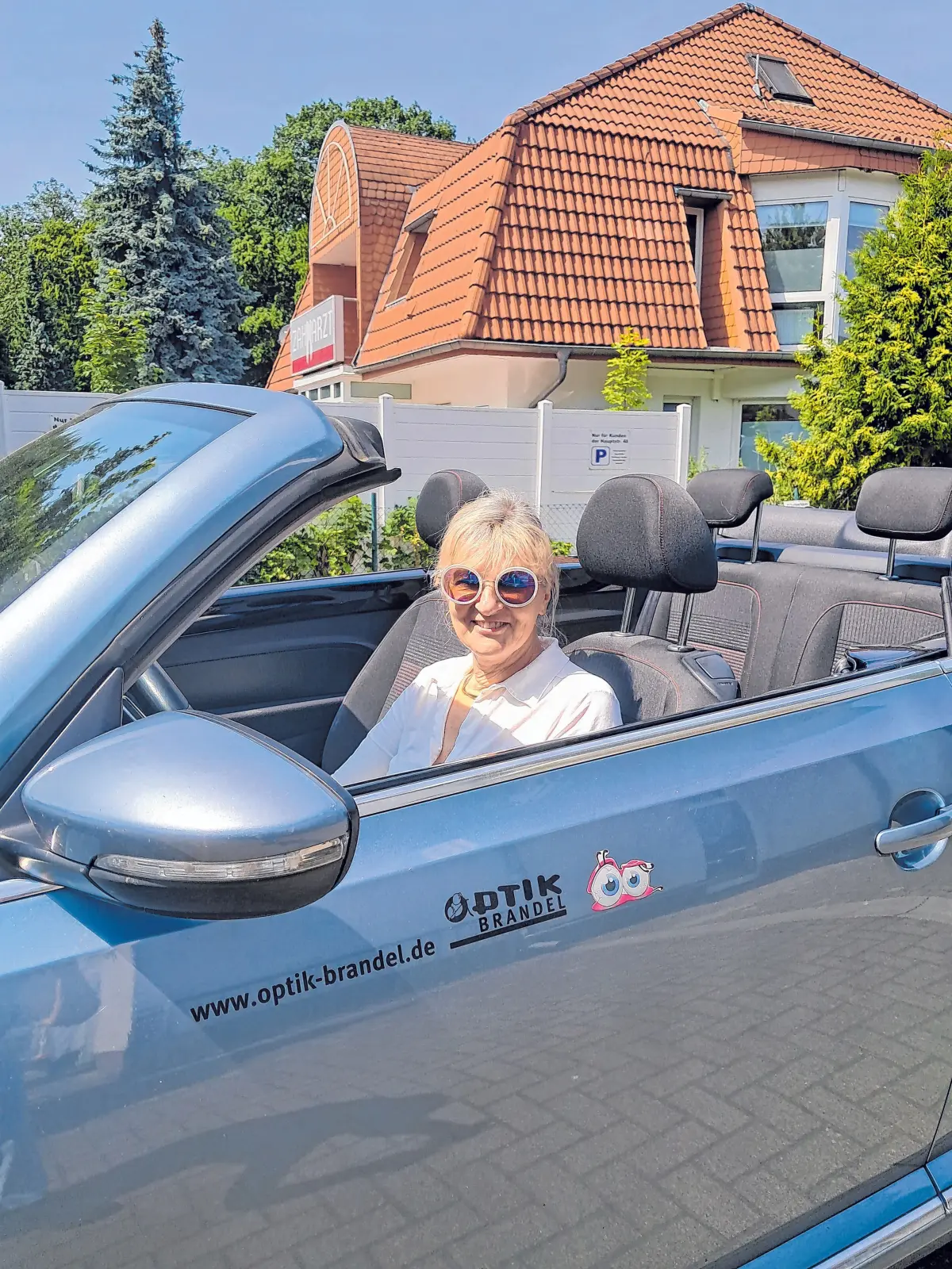 Anett Brandel oder eine ihrer Kolleginnen besuchen auch Kunden in Pflegeeinrichtungen und zu Hause, wenn sie in ihrer Mobilität eingeschränkt sind. ⇥Fotos (3): Optik Brandel