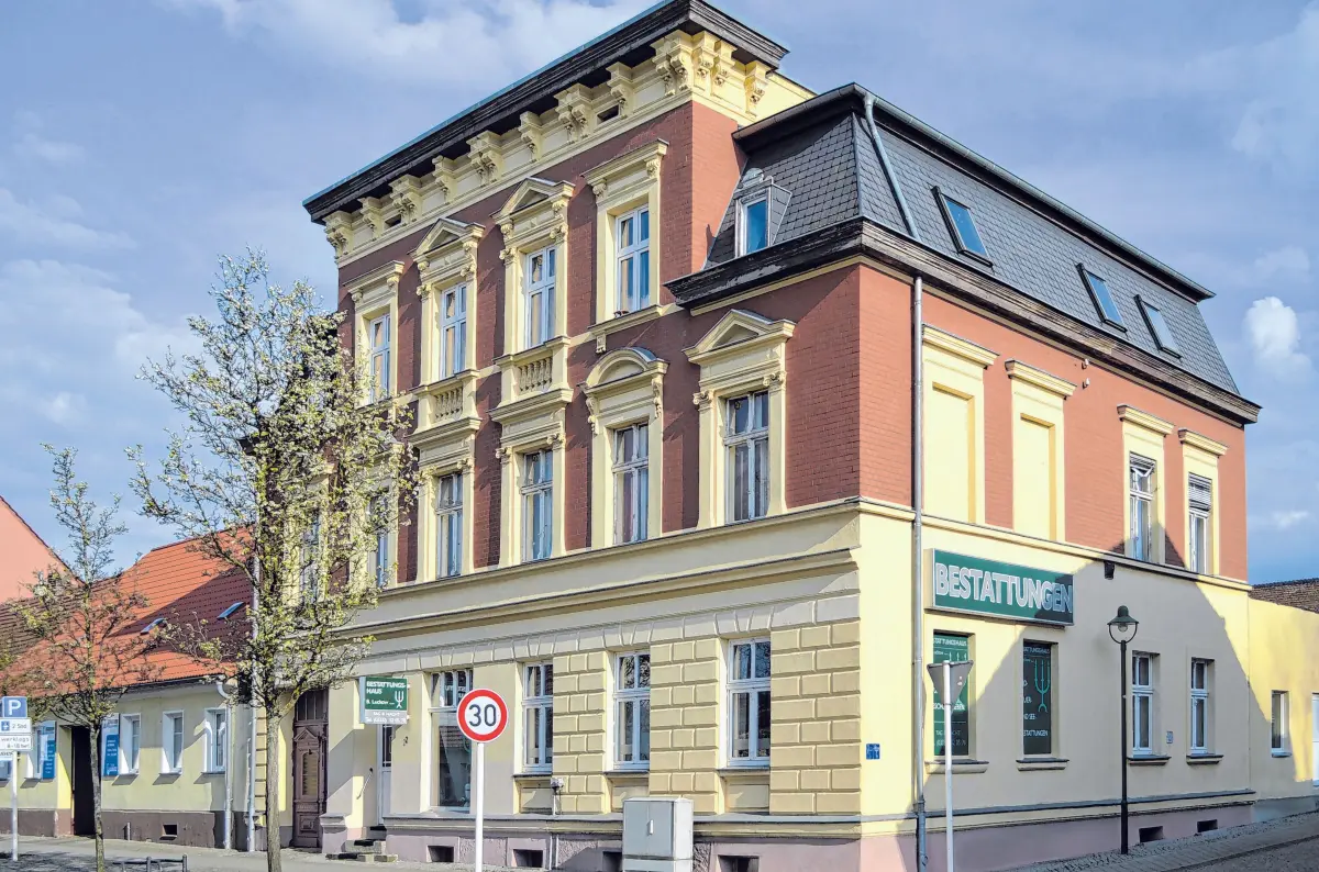 Ist hoffentlich bald wieder Hauptsitz des Luckow-Teams: das Domizil des Bestattungshauses in der Berliner Straße 2.⇥Foto: Stefanie Trapp