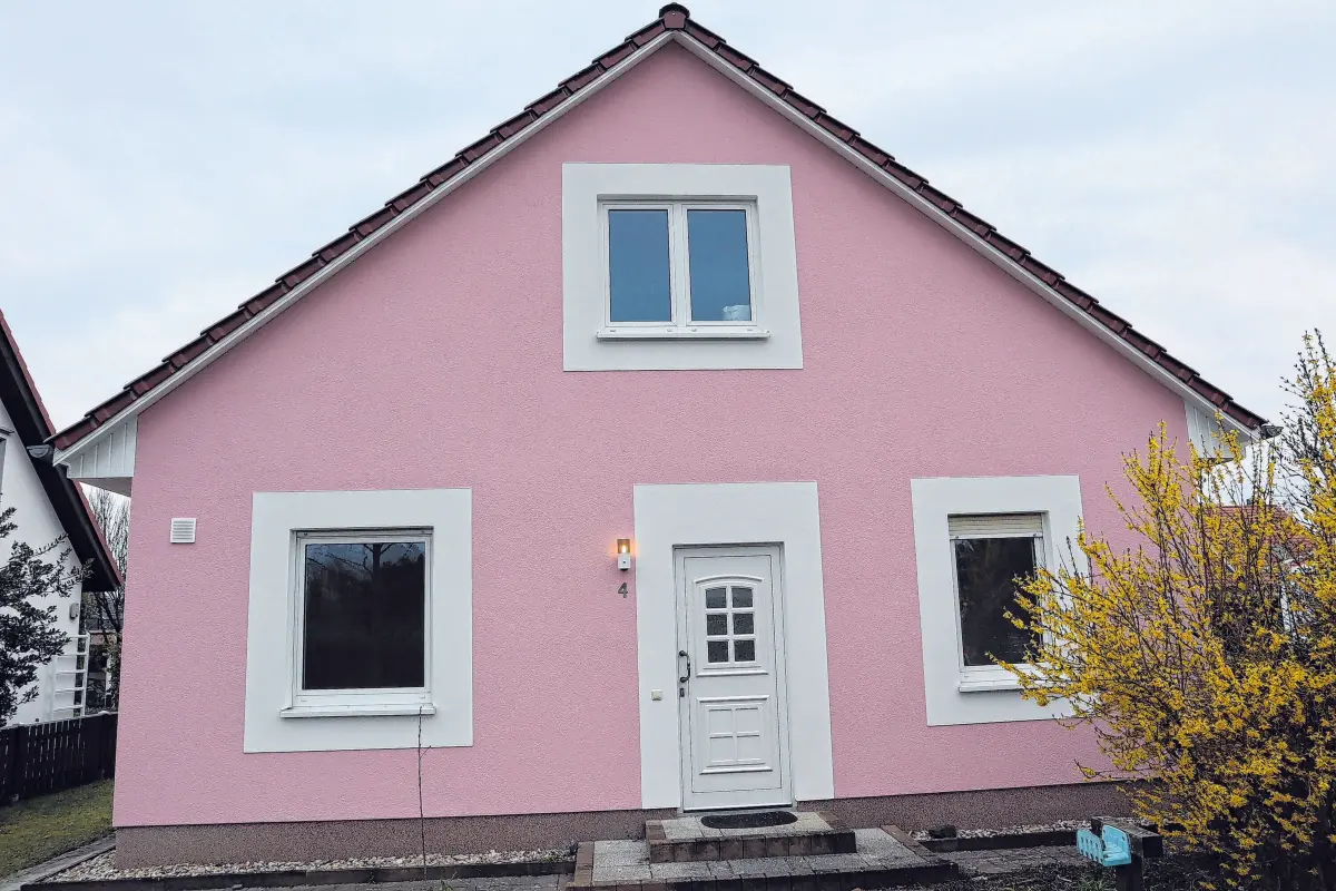 Die Kundin ist Königin: Auf Wunsch wurde die sogenannte Fasche, die weiß gestrichene Umrandung der Fenster, breit angefertigt.