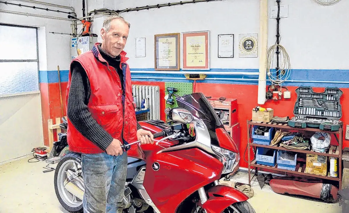 Hier schraubt der Meister selbst: Dirk Stannek zum 40-jährigen Firmenjubiläum.⇥⇥Foto: privat