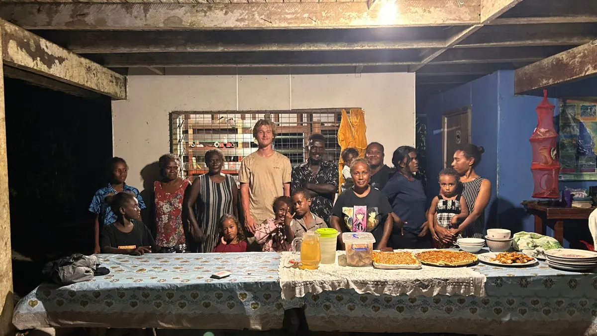 Der Bernauer Jonathan Vach mit Bewohner des Dorfes auf den Salomonen. Sie hießen ihn herzlich willkommen. Jetzt will er ihnen helfen.