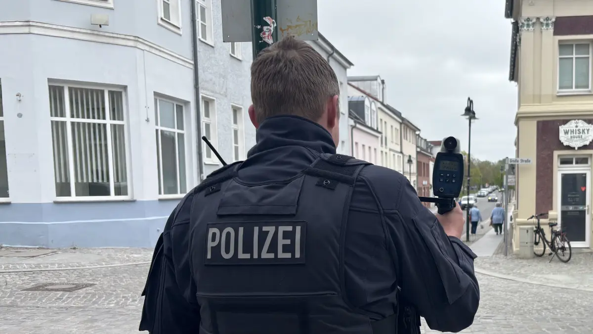 Polizist bei der Geschwindigkeitsmessung