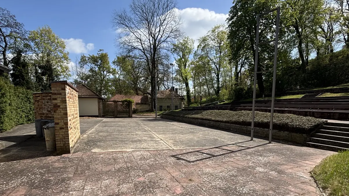 Beton dominiert: Die Freilichtbühne in Bad Freienwalde soll endlich ein Dach über den Bühnenbereich bekommen. Die Zuschauer müssen weiter auf gutes Wetter hoffen.