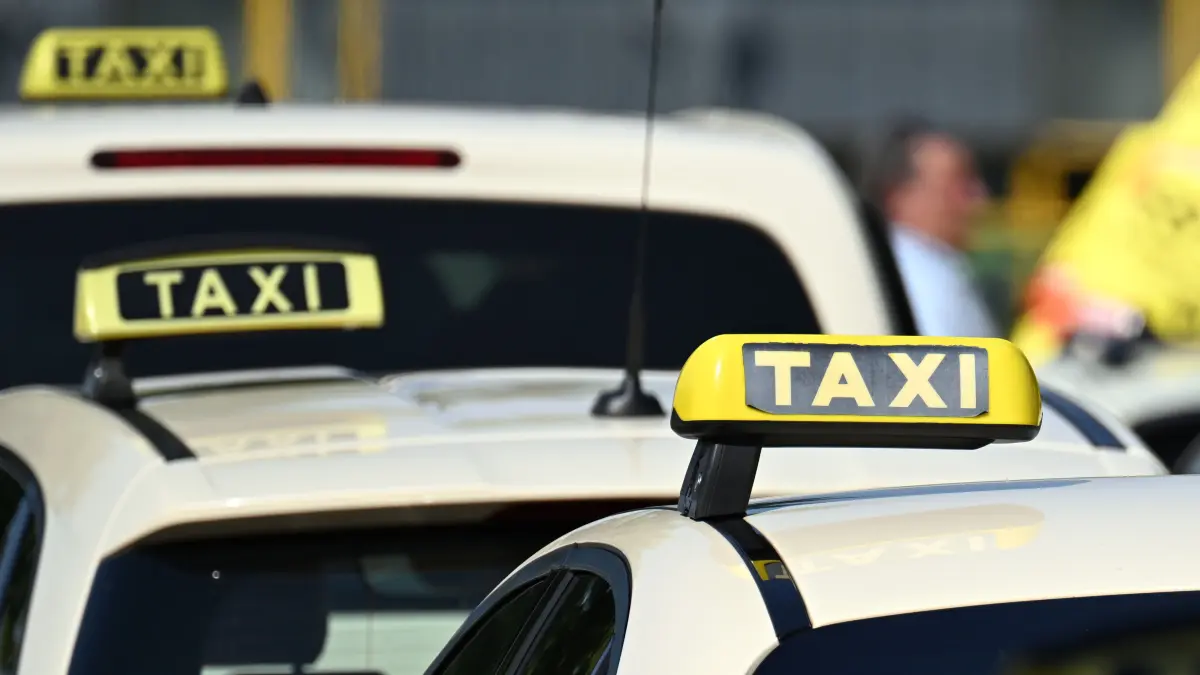 Taxis stehen auf einem Messe-Parkplatz um sich zu einem Autokorso zu sammeln. Am heutigen Tag findet ein bundesweiter Protesttag des Taxi-Gewerbes statt. Die Branche fordert die Kommunen auf, ebenso wie die Tarife für Taxi-Gewerbe auch Mindestentgelte für Plattform-Mietwagen wie Uber und Bolt festzulegen. (zu dpa: «Hunderte Taxifahrer fordern Mindestpreise für alle Anbieter») +++ dpa-Bildfunk +++