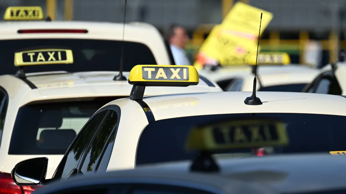 Taxis stehen auf einem Messe-Parkplatz um sich zu einem Autokorso zu sammeln. Am heutigen Tag findet ein bundesweiter Protesttag des Taxi-Gewerbes statt. Die Branche fordert die Kommunen auf, ebenso wie die Tarife für Taxi-Gewerbe auch Mindestentgelte für Plattform-Mietwagen wie Uber und Bolt festzulegen. (zu dpa: «Hunderte Taxifahrer fordern Mindestpreise für alle Anbieter») +++ dpa-Bildfunk +++