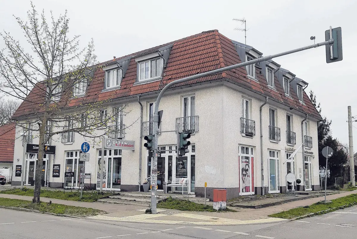 Das markante Eckhaus an der Hauptstraße 48 ist von Anbeginn der Geschäftssitz von Optik Brandel in Neuenhagen. ⇥Foto: Tim Johnschker