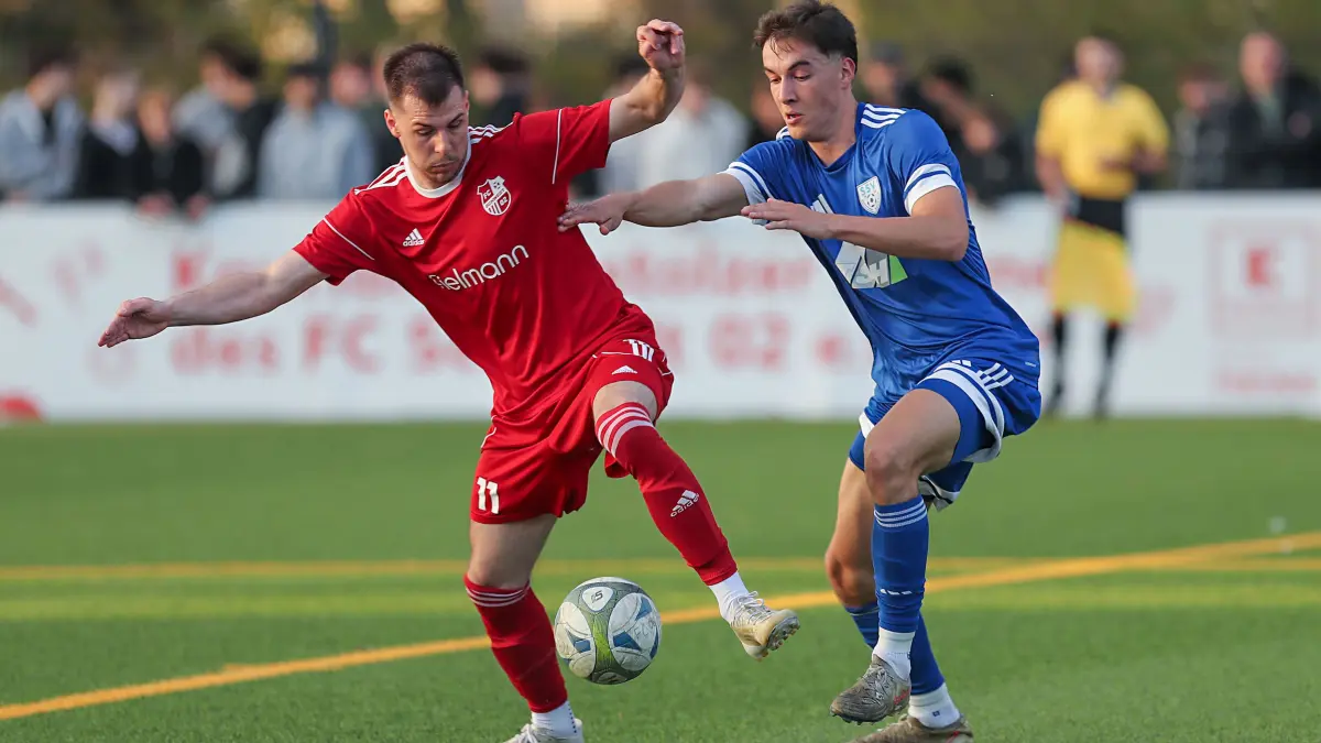 FC Schwedt - Schönower SV: Schwedt, 24.04.2026: Fußball, Landesliga Nord, FC Schwedt - Schönower SV, Szymon Wierzchowski im Zweikampf mit Max Steffini