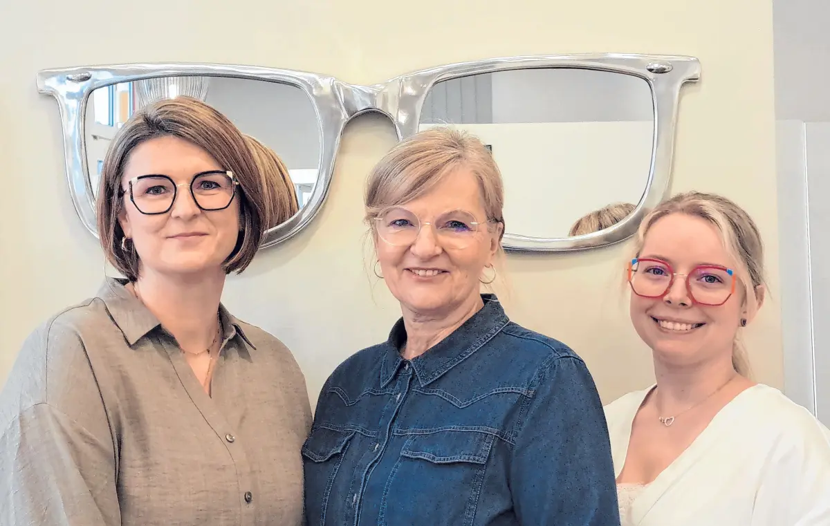Das Team von Optik Brandel (von links): Vivien Weißer, Anett Brandel und Maja Wessalowski. Alle drei sind inzwischen Augenoptiker-Meisterinnen. In der eigenen Werkstatt werden die Brillen auch individuell auf die Kunden angepasst.