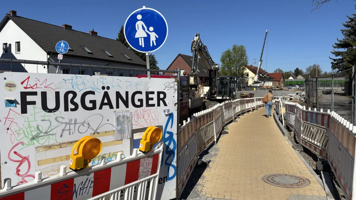 Nur Radfahrer und Fußgänger können die Bahnbrücke an der Karl-Marx-Straße in Hohen Neuendorf unterqueren. Mit dem Auto ist das seit fast fünf Jahren nicht mehr möglich. Jetzt gibt es schon wieder Verzögerungen auf der Dazuerbaustelle.