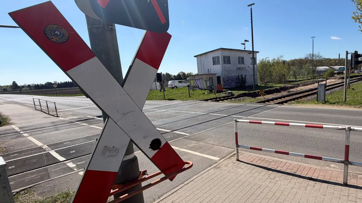Noch ist der Bahnübergang in Gorgast offen: Im Rahmen der Gleisbauarbeiten an der Ostbahn muss dieser jedoch für mehrere Wochen gesperrt werden. Welche Einschränkungen es geben wird.