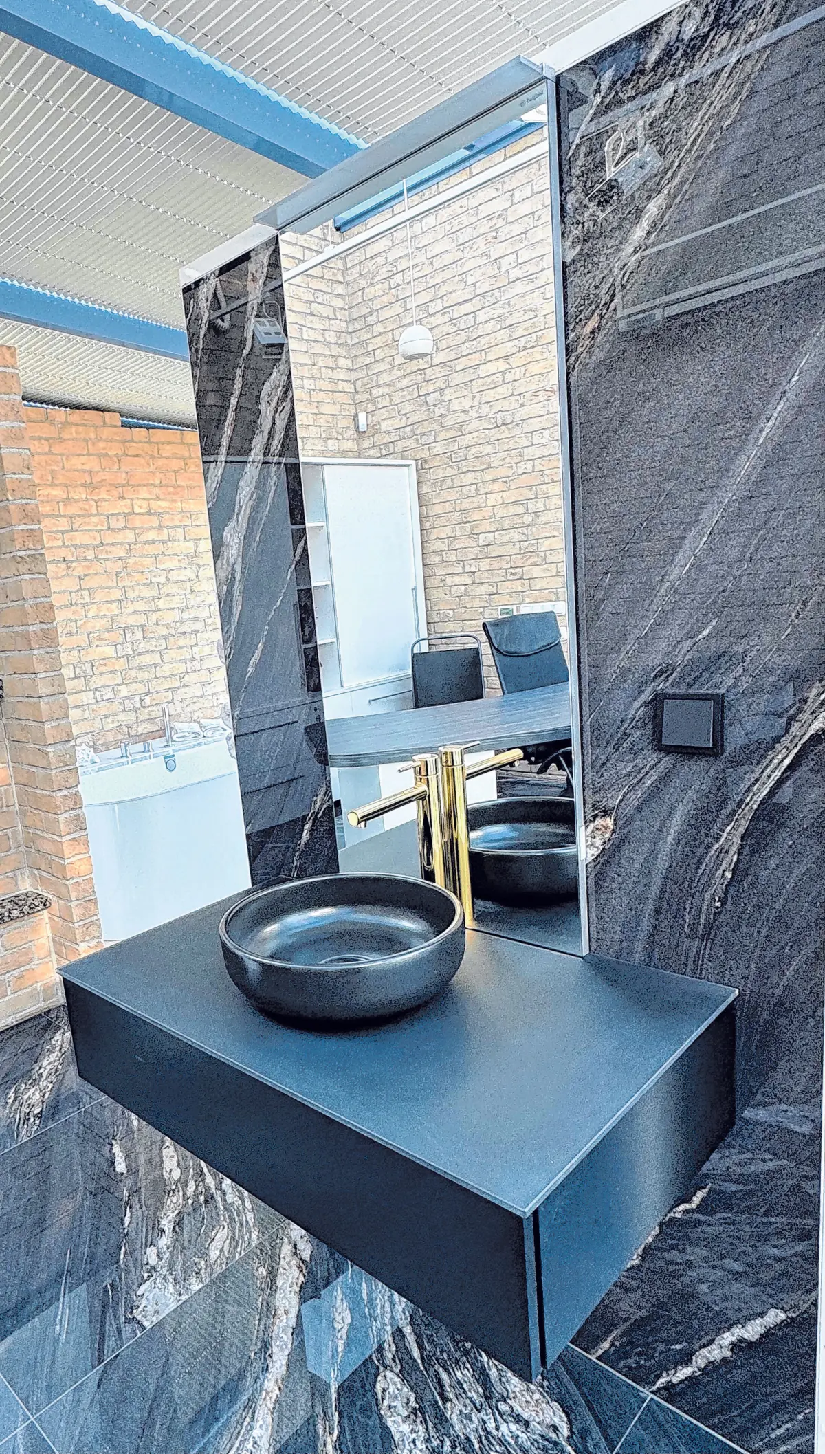 In der Musterausstellung werden Materialien und Designlösungen präsentiert, die aus Funktionalität echte Atmosphäre entstehen lassen.