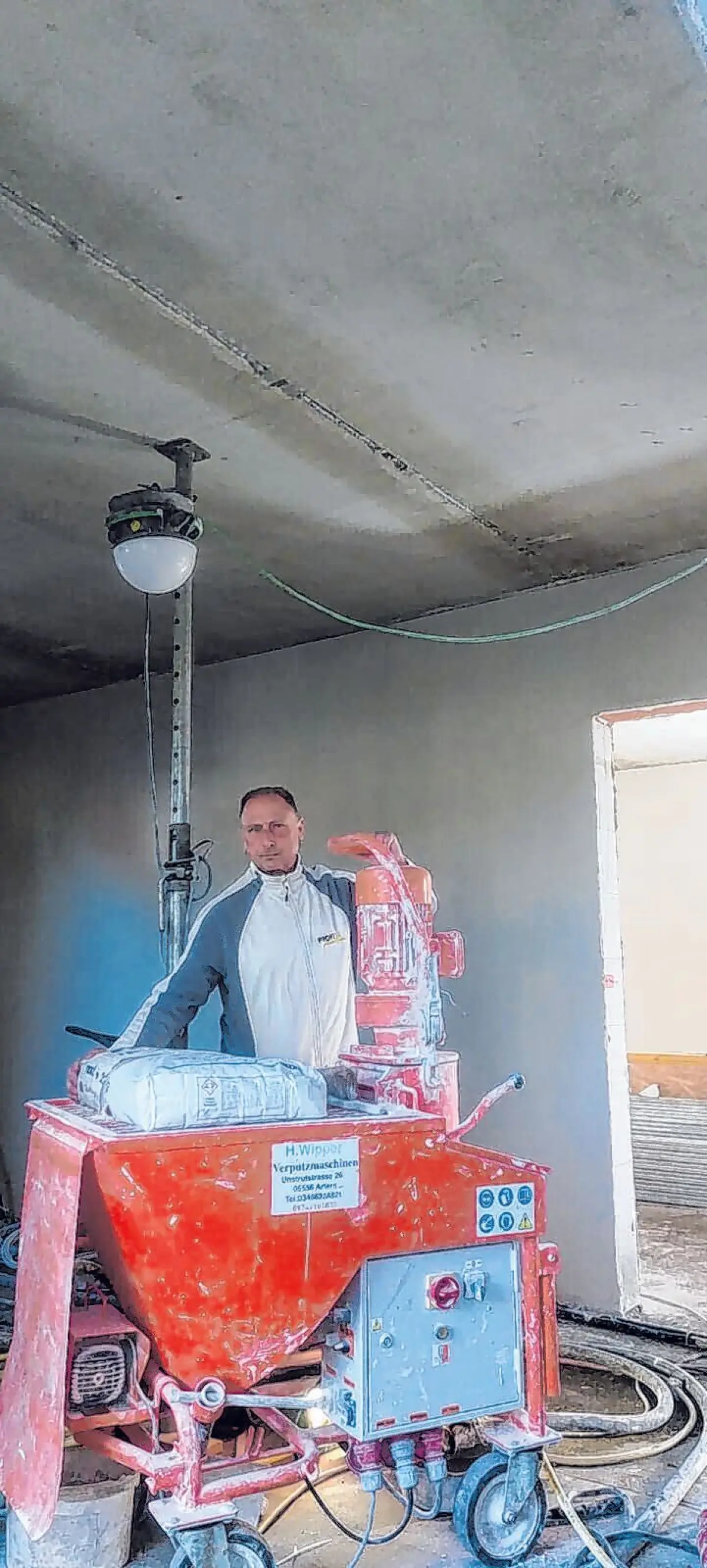 Andre gibt dem Haus sein Gesicht: Mit präzisem Putz sorgt er innen wie außen für Schutz, Struktur und die finale Oberfläche.