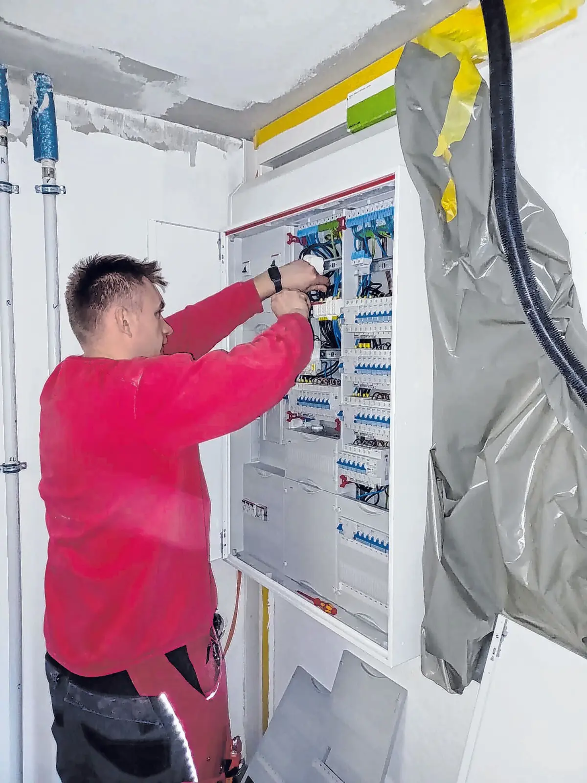 Jarek sorgt dafür, dass alles läuft: Er installiert, verdrahtet und prüft die gesamte Elektroverteilung – für eine sichere Stromversorgung im Haus.