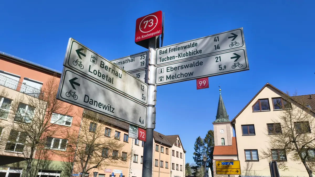 Hinweisschilder für Radwege am Marktplatz in Biesenthal. Wirklich sichere Verbindungen für Radfahrer gibt es in der Stadt jedoch kaum. Neben der „72“ ist übrigens das Logo für den Radweg Berlin-Usedom.
