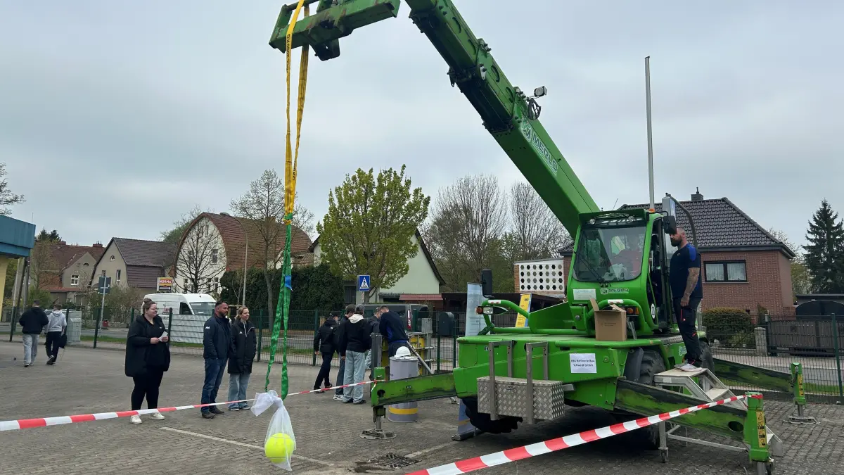 Einmal am Steuer eines Teleskopladers sitzen: Bei der schuleigenen Berufsmesse an der Ehm-Welk-Oberschule durften Schüler sich ausprobieren, wie hier beim Stand der Raffinerie Bau Schwedt.