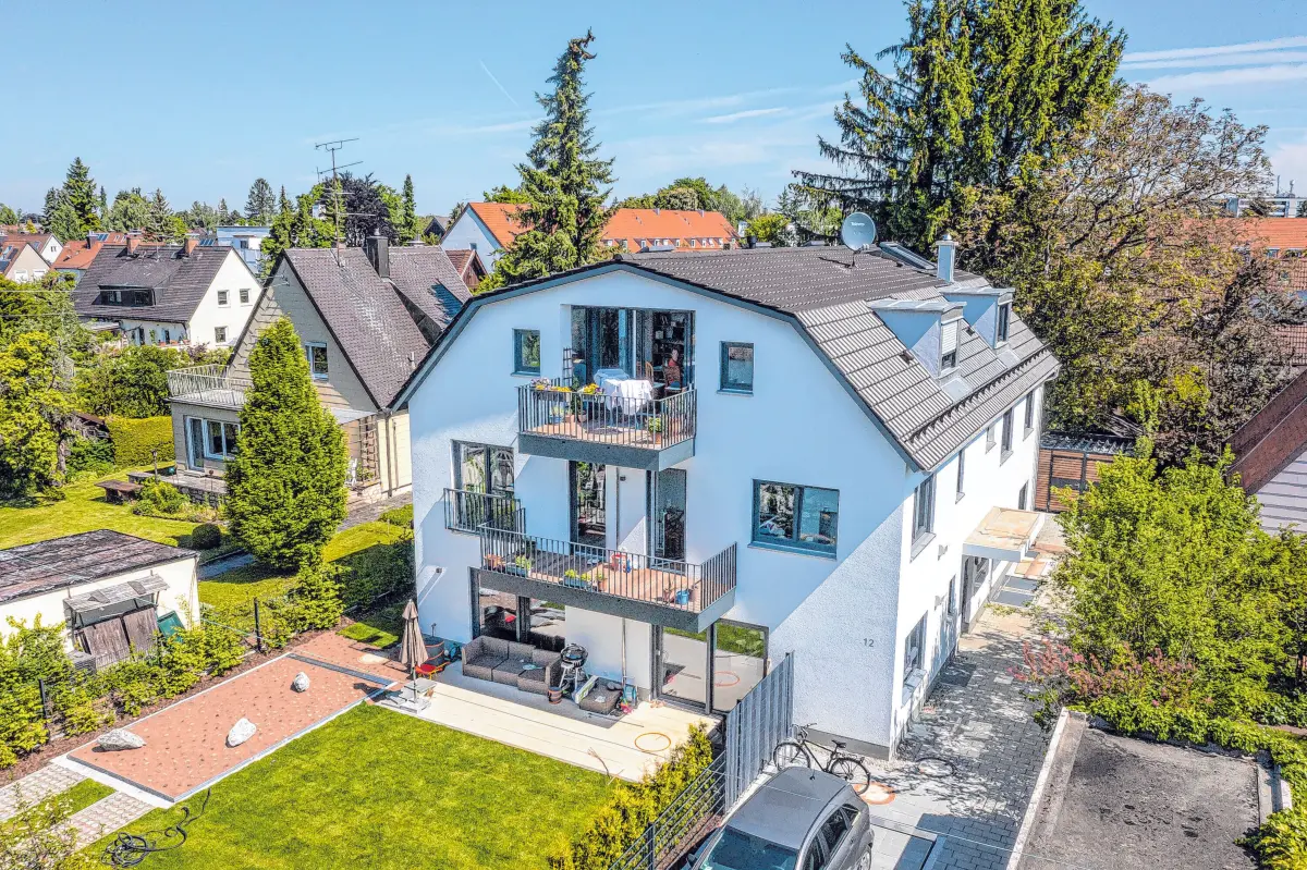 Harmonisches Zusammenspiel: Dank ihrer natürlichen Optik fügen sich ERLUS Tondachziegel perfekt in die Architektur ein. ⇥Foto: epr/ERLUS AG