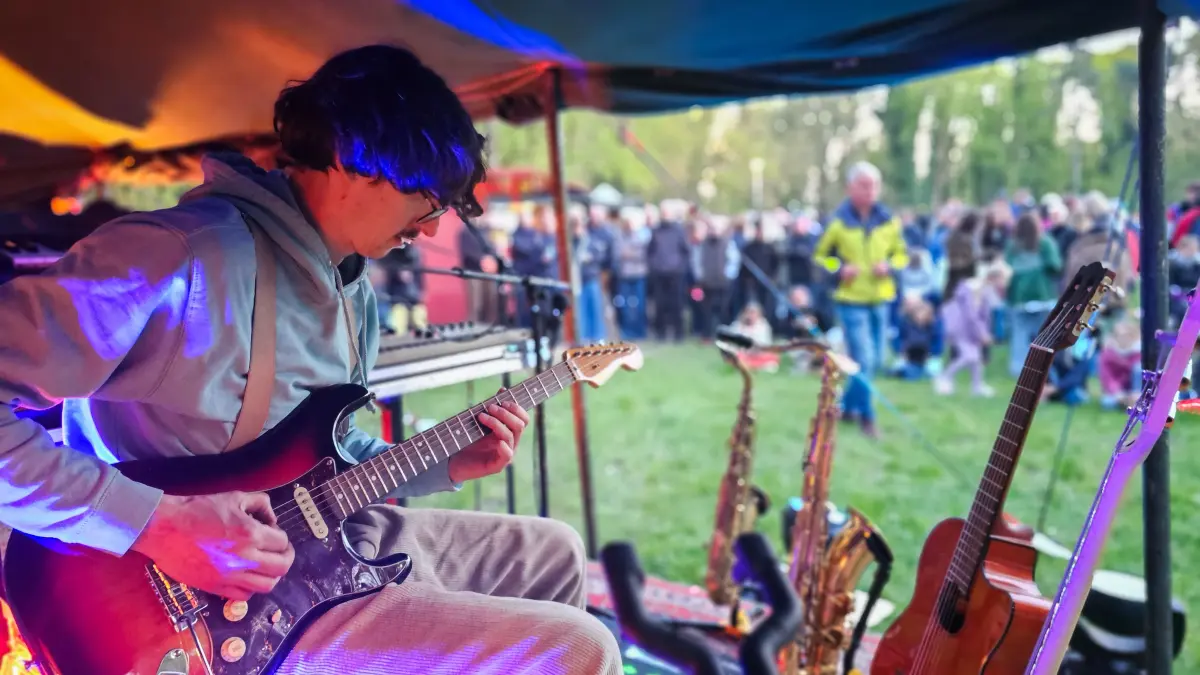 Beliebter und deshalb traditioneller Abschluss des Musikfestes auf der Bühne des Schlossparks: Der Loopkünstler Langschlenderer brachte die Besucher bei kühlen Temperaturen am Abend in Bewegung.