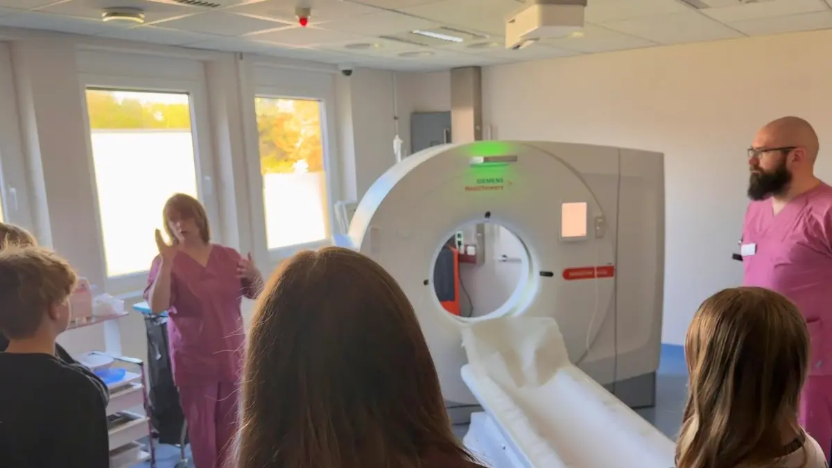 Zukunftstag 2026: Im Krankenhaus Seelow erklären Heike Nehring und Tim Elzholz den Schülern, wie ein CT-Gerät funktioniert und welche beruflichen Qualifikationen man benötigt, um die Technik in der Radiologie bedienen zu dürfen.