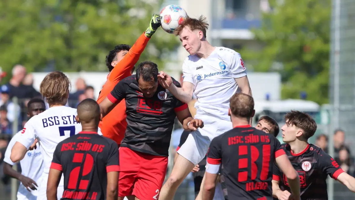 Brandenburgliga: BSC Süd gegen Stahl Brandenburg 5:2 (2:1) vor 3052 Zuschauern am 25. April 2026, Torwart Tornika Zarkua mit Abdelkarm Koussi gegen