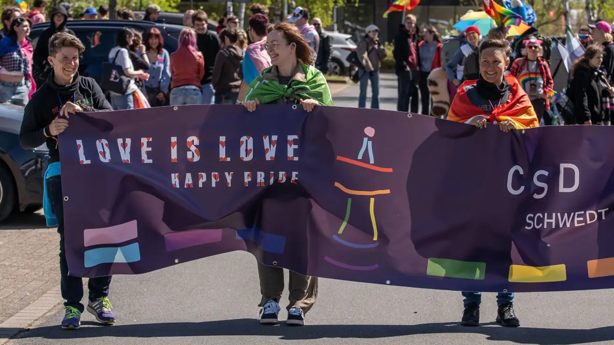 CSD in Schwedt : Schwedt, 25.04.2026: Beim ersten CSD in Schwedt versammeln sich knapp 100 Teilnehmende für mehr Sichtbarkeit und Akzeptanz queerer Menschen und ziehen durch die Stadt