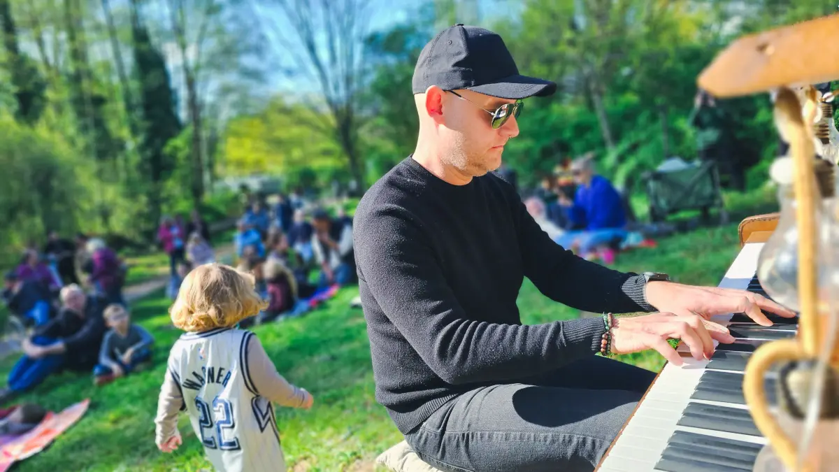 Musikfest 2026 in Schöneiche: Im Internet bekannt, beim Schöneicher Musikfest ganz nah und nahbar: Daniel, besser bekannt als ThePianoVanMan hinterließ mit seinen einfühlsamen Melodien glückliche Besucher im Kleinen Spreewaldpark.