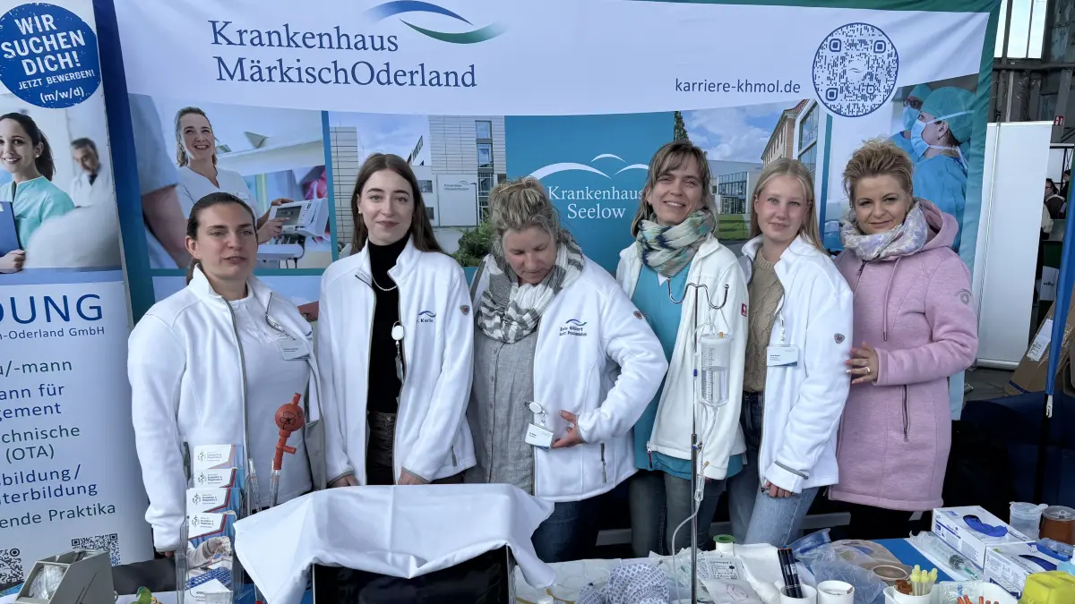 Werben um Nachwuchs: Mitarbeiterinnen der Krankenhaus Märkisch-Oderland GmbH mit Kristin Schröder-Kolew (r.) von der Fachklinik und Moorbad Bad Freienwalde beim Jobfestival in Neuhardenberg.