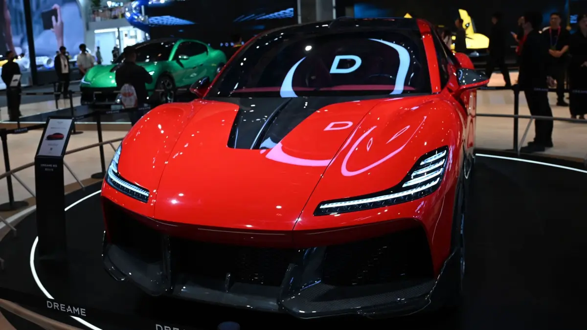 Automesse „Auto China 2026“: 25.04.2026, China, Peking: Ein Next 01 der zum Haushaltsgeräte Hersteller Dreame gehörenden Autosparte Dreame Nebula steht auf einem Messestand während der „Auto China 2026“. Dreame hatte 2025 Pläne öffentlich gemacht, Luxusautos zu bauen und dafür auch eine Fabrik in Brandenburg in Betracht gezogen. Foto: Johannes Neudecker/dpa +++ dpa-Bildfunk +++