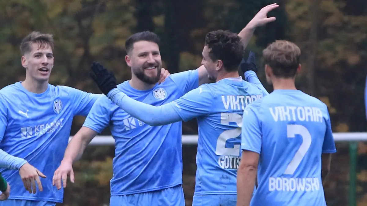 Viktoria Potsdam im Spiel bei Eintracht Alt Ruppin mit Tom Nattermann, Torjäger (Nummer 11), Zweiter in Blau von links