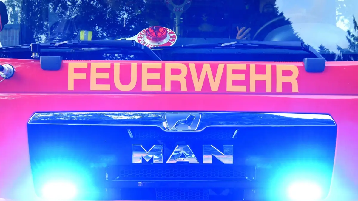 Feuerwehreinsatz: ARCHIV - 17.07.2019, Schleswig-Holstein, Aukrug-Homfeld: Feuerwehrmänner sitzen in ihrem Fahrzeug. (zu dpa: «Haus im Kreis Rendsburg-Eckernförde brennt») Foto: Carsten Rehder/dpa +++ dpa-Bildfunk +++