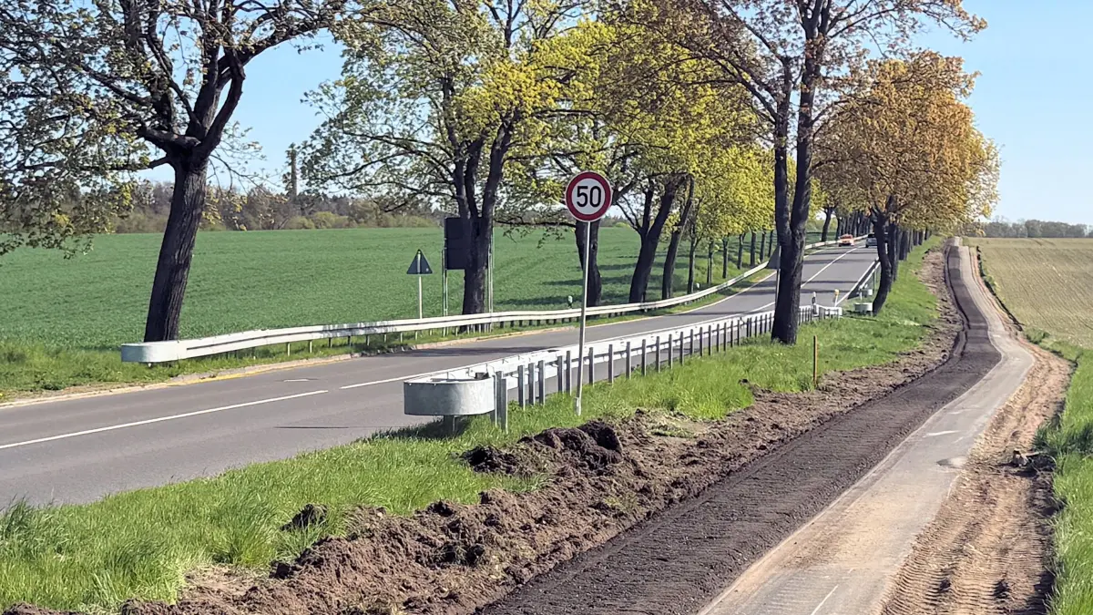 Auf der B1 zwischen Diedersdorf und Seelow wird momentan am Radweg gebaut – mit Abstand zur Straße und von Leitplanken geschützt. Dennoch gilt Tempo 50 auf der wichtigen Pendlerstrecke. Der Grund sorgt für Verwunderung.
