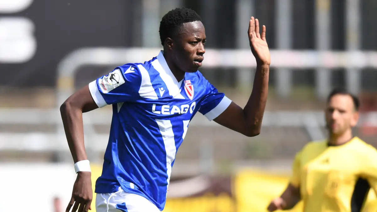 26.04.2026, xophax, Fussball . 3.Liga 2025 / 2026 Viktoria Köln gegen FC Energie Cottbus King Samuel Manu Energie Cottbus nach seinem Tor zum 2 zu 0 . Koeln *** 26 04 2026, xophax, Soccer 3 Liga 2025 2026 Viktoria Köln vs FC Energie Cottbus King Samuel Manu Energie Cottbus after his goal to make it 2 to 0 Koeln