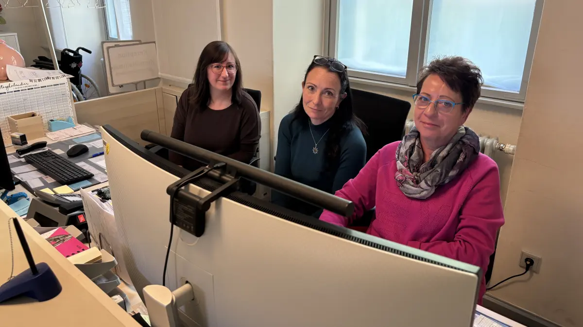 Neues Team: Jeannette Liepe (Mitte), Geschäftsführerin der Kurmittelhaus GmbH, dass Cindy Preinesberger (l.) und Annette Müller den Empfang im Kurmittelhaus Bad Freienwalde absichern.