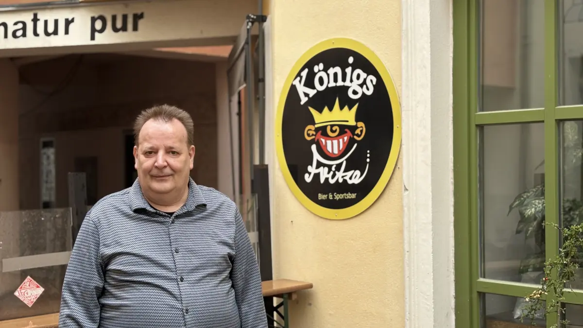 Inhaber Frank Nagel eröffnet seinen Innenhof für die 49. Kneipennacht in Frankfurt (Oder).