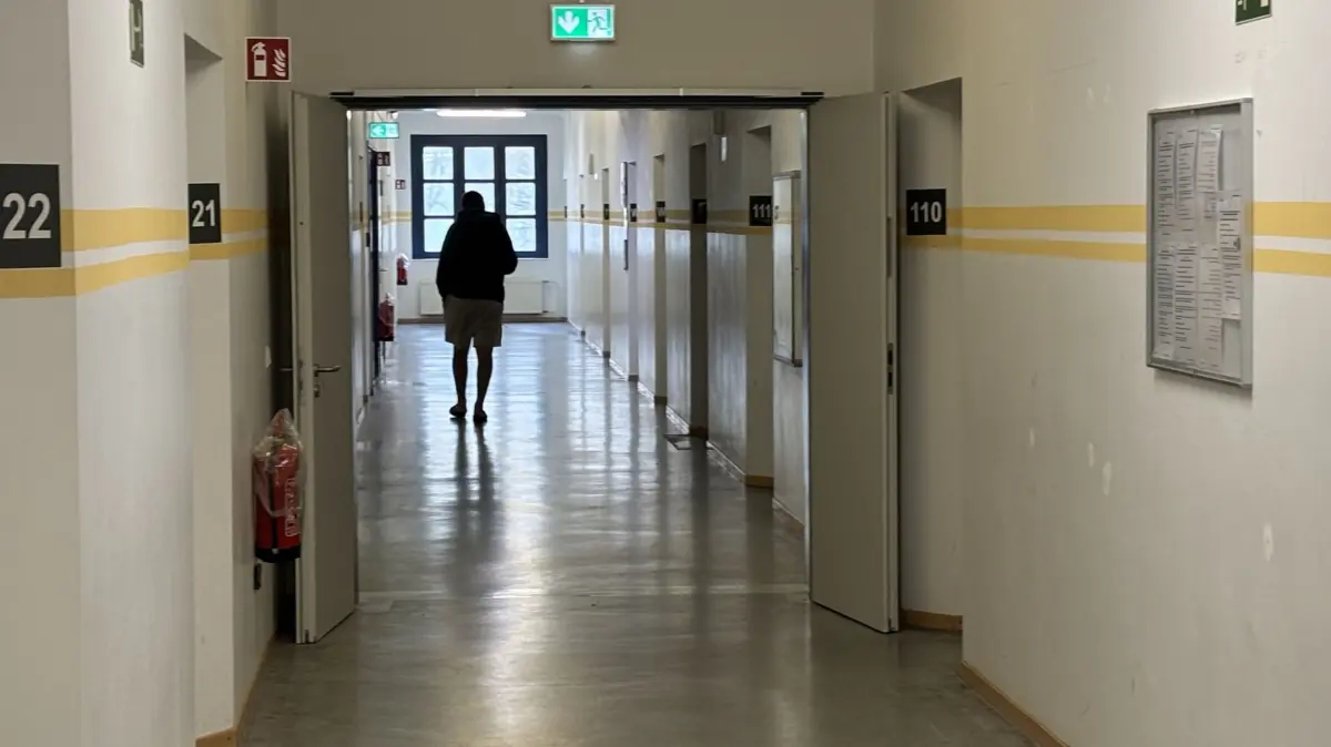 Blick in einen Flur in der Erstaufnahmeeinrichtung Oderlandkaserne in Frankfurt (Oder).