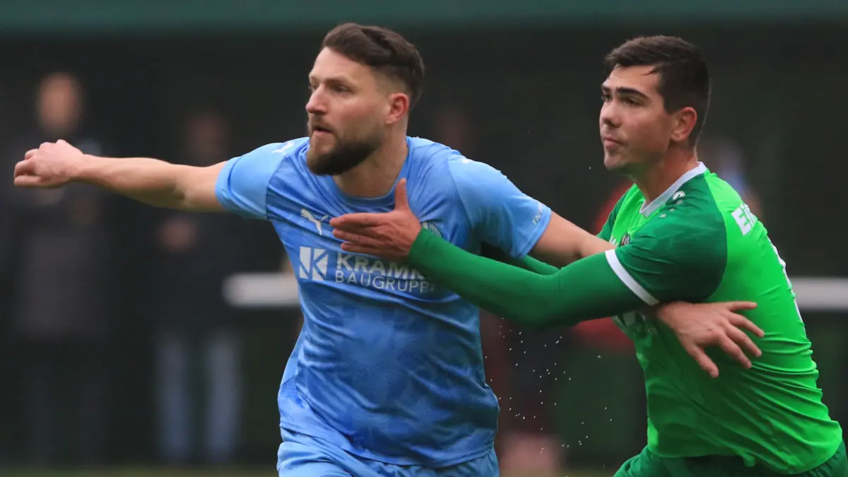 Viktoria Potsdam im Spiel bei Eintracht Alt Ruppin mit Tom Nattermann, Torjäger (Nummer 11), links gegen Hendrik Haack