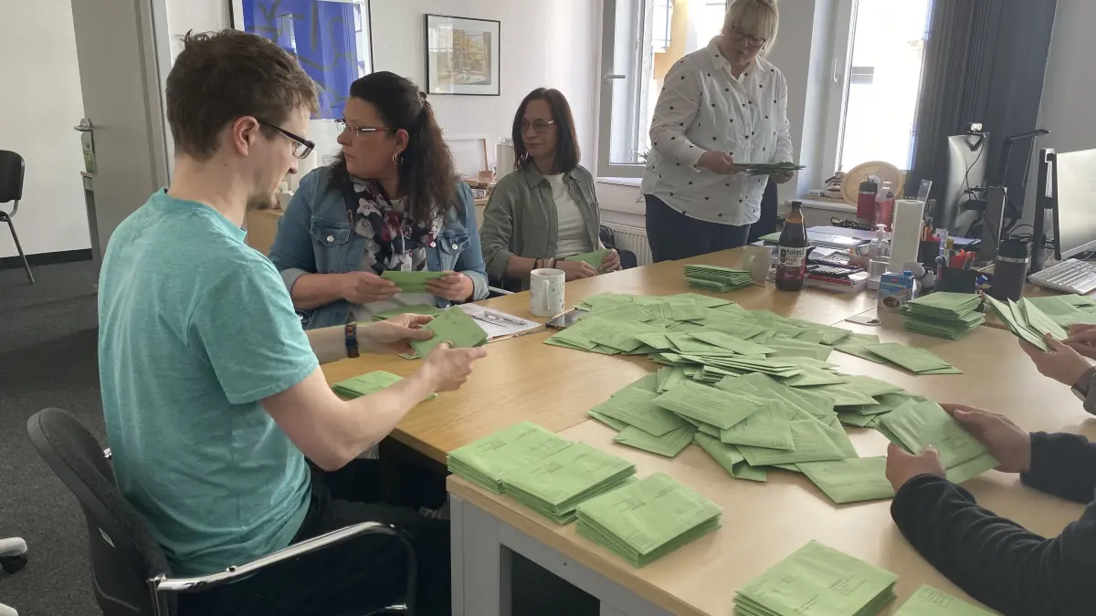 Im Briefwahllokal 9024: Christian Sergel, Christin Fröbel, Tordis Kruck und Christina Gerner (von links) überprüfen die Umschläge. Die Auszählung beginnt auch beiden Briefwahlstimmen erst um 18 Uhr.