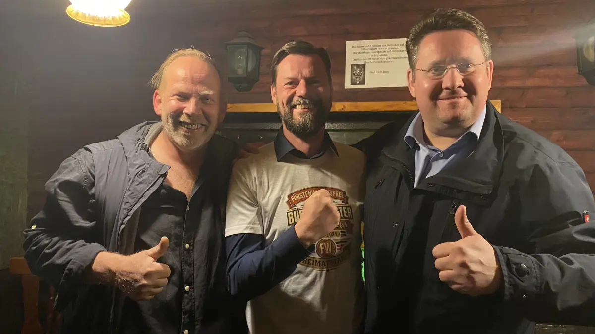 Gewinner-Team: Matthias Rudolph (Mitte) bei der Siegesfeier in Fürstenwalde mit Kai Hamacher (links), dem Vorsitzenden des BFZ, und Peter Vidá, dem Landesvorsitzenden von BVB/Freie