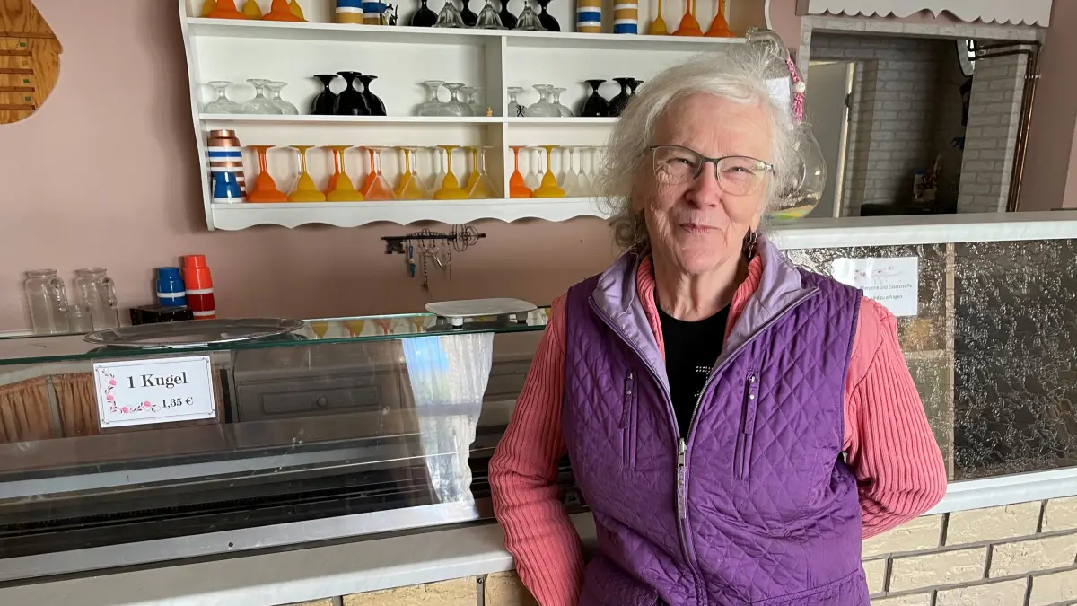 Die legendäre DDR Eisdiele Neumann aus Klosterfelde schließt nach 60 Jahren. Adelheid Neumann gibt aus Altersgründen auf. Die stellvertretende Ortsvorsteherin Birgit Großmann verabschiedet sich und schwelgt ein letztes Mal im Eis nach Originalrezept