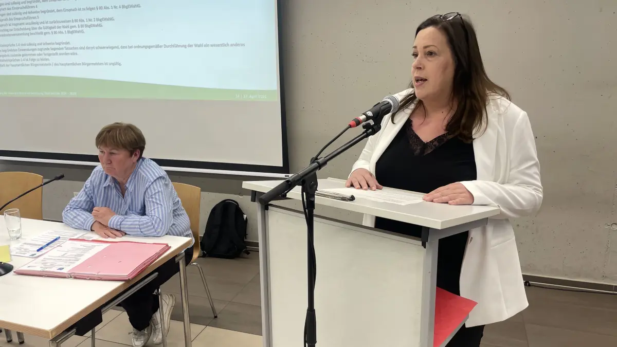 Annette Binder (rechts im Bild) kündigte an, gegen die Entscheidung der Stadtverordneten nicht klagen zu wollen. Im Hintergrund die noch amtierende Bürgermeisterin Elke Stadeler.