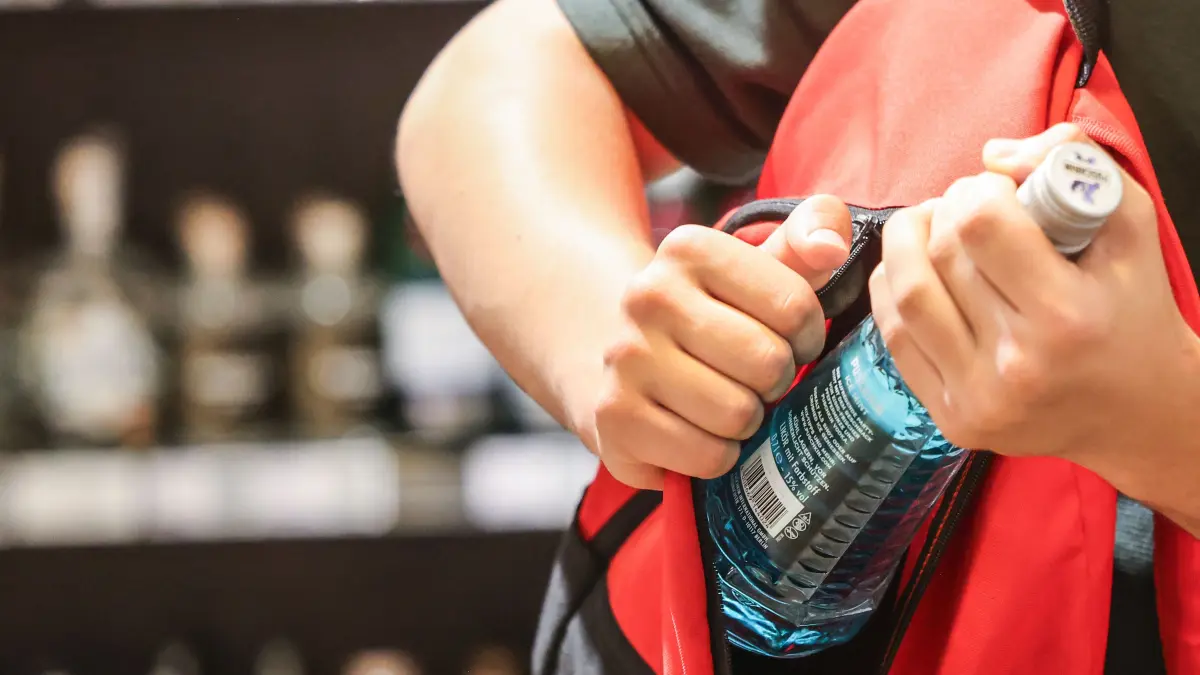 ILLUSTRATION - Ein Mann steckt in einem Supermarkt eine Flasche mit einem Alkoholhaltigen Getränk in seinen Rucksack. (zu dpa: «Aktionstag in Hessen – Polizei warnt vor Taschendieben»)Service+++ dpa-Bildfunk +++Aufnahmedatum18.06.2025Bildnachweispicture alliance/dpa | Oliver BergBesondere Hinweise-ReleaseModel release nicht verfügbarVerwendungZur redaktionellen Verwendung. Nicht redaktionelle Verwendung nach Absprache. Etwaige Marken- und ggf. weitere Schutzrechte sind zu beachten.Mindesthonorar-Bildgröße