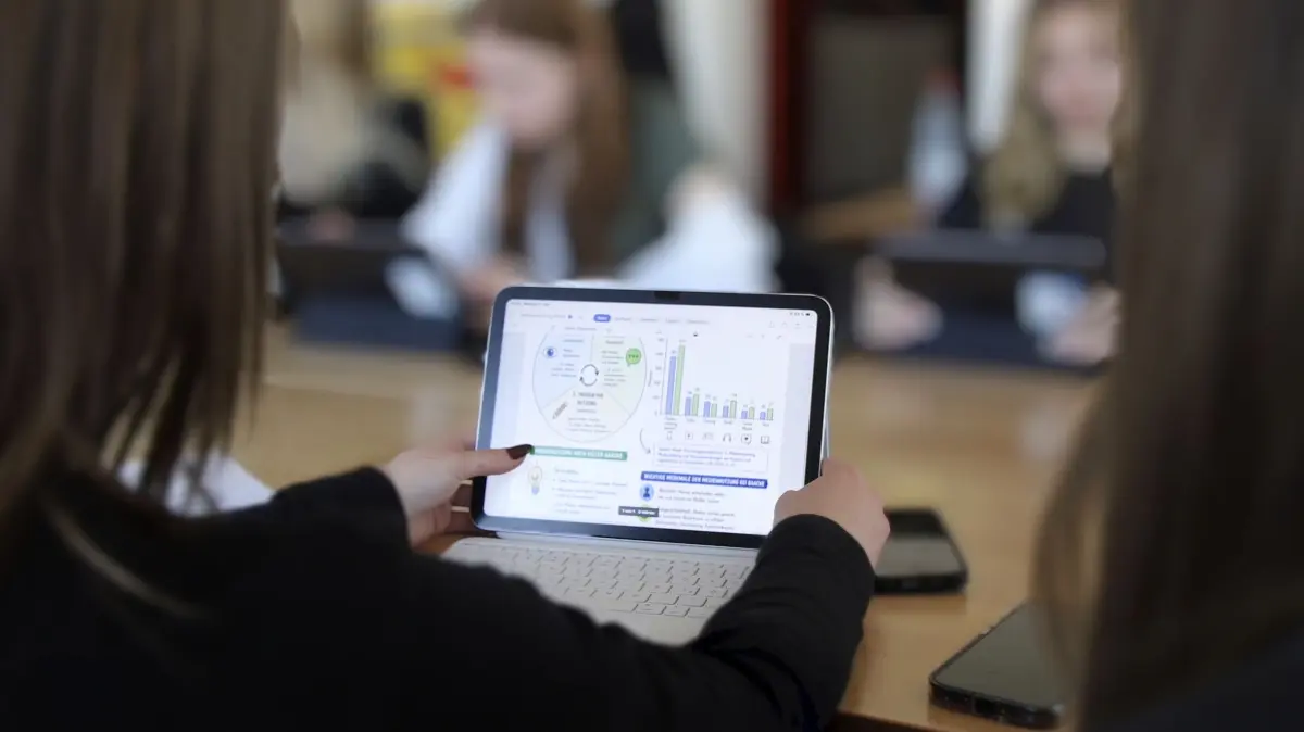 Tablets sind an der Freien Oberschule Fürstenwalde allgegenwärtig, Smartphones hingegen verboten. Doch es gibt am Campus Ausnahmen.