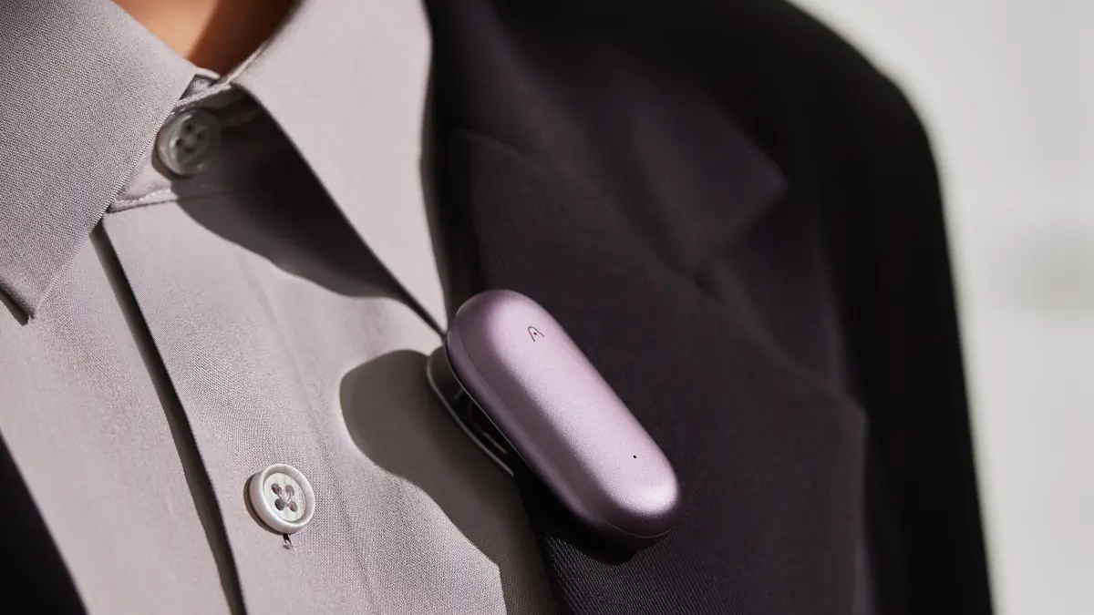 Plaud NotePin S. Hands free als Clip am Revers tragbar.