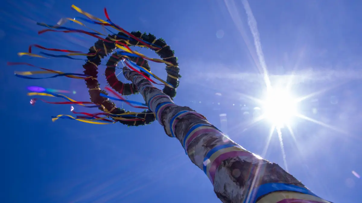 Der traditionelle Maibaum wurde von Mitgliedern der Freiwilligen Feuerwehr und der Traktortruppe Pokrent am Dorfteich aufgestellt. (zu dpa: ««Maibaum Hunters» - Serie über das Maibaum-Klauen in Bayern») +++ dpa-Bildfunk +++
