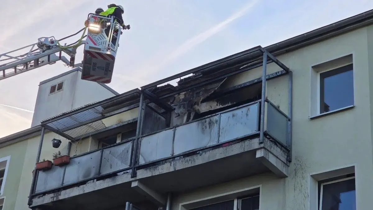 Großeinsatz in Neuhardenberg: An einem Mehrfamilienhaus kam es zu einem Brand auf einem Balkon, der weitreichende Folgen hatte.