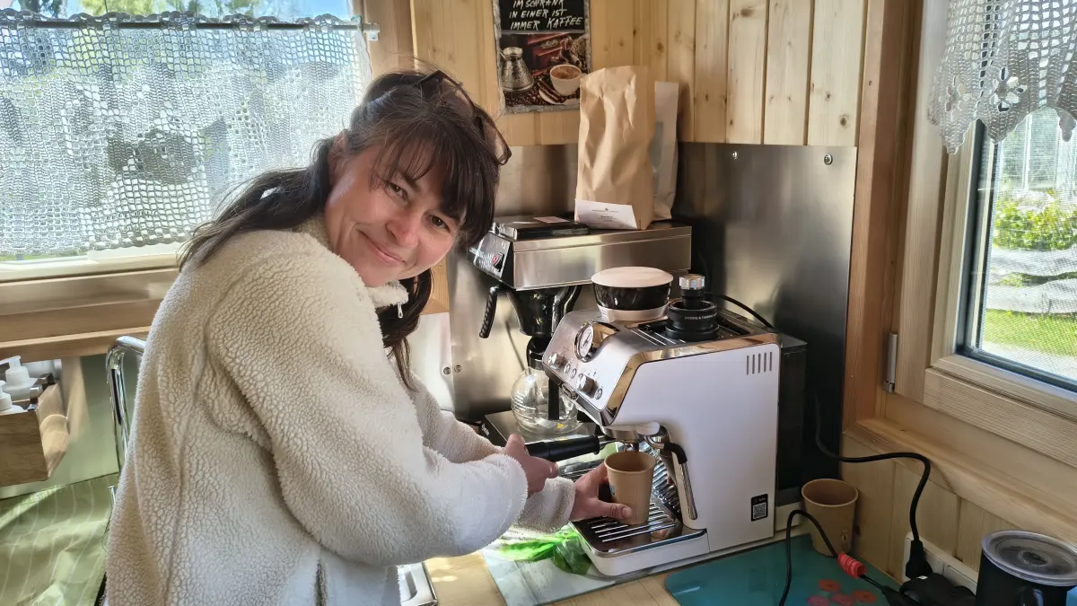 Gesine Marks in ihrem neuen Kaffee-Wagen. Das neue kulinarische Angebot könnte demnächst an mehreren Standorten auftauchen.