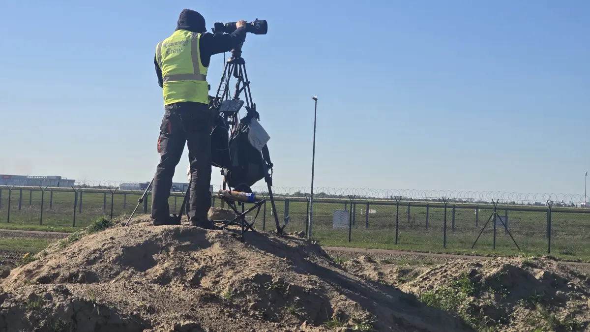 Thomas Job, steht hinter den Plane Spotter Accounts von Fluggesellschaft.de. Bei seinen Streams vom BER schauen tausende zu