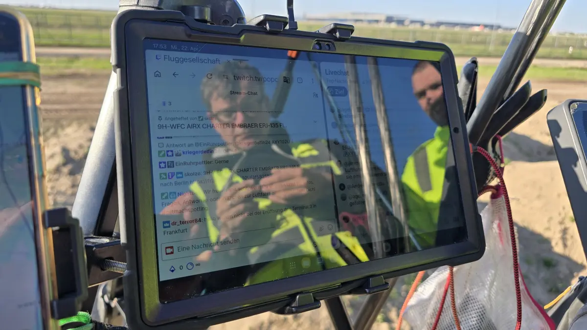 Thomas Job, steht hinter den Plane Spotter Accounts von Fluggesellschaft.de. Bei seinen Streams vom BER schauen tausende zu