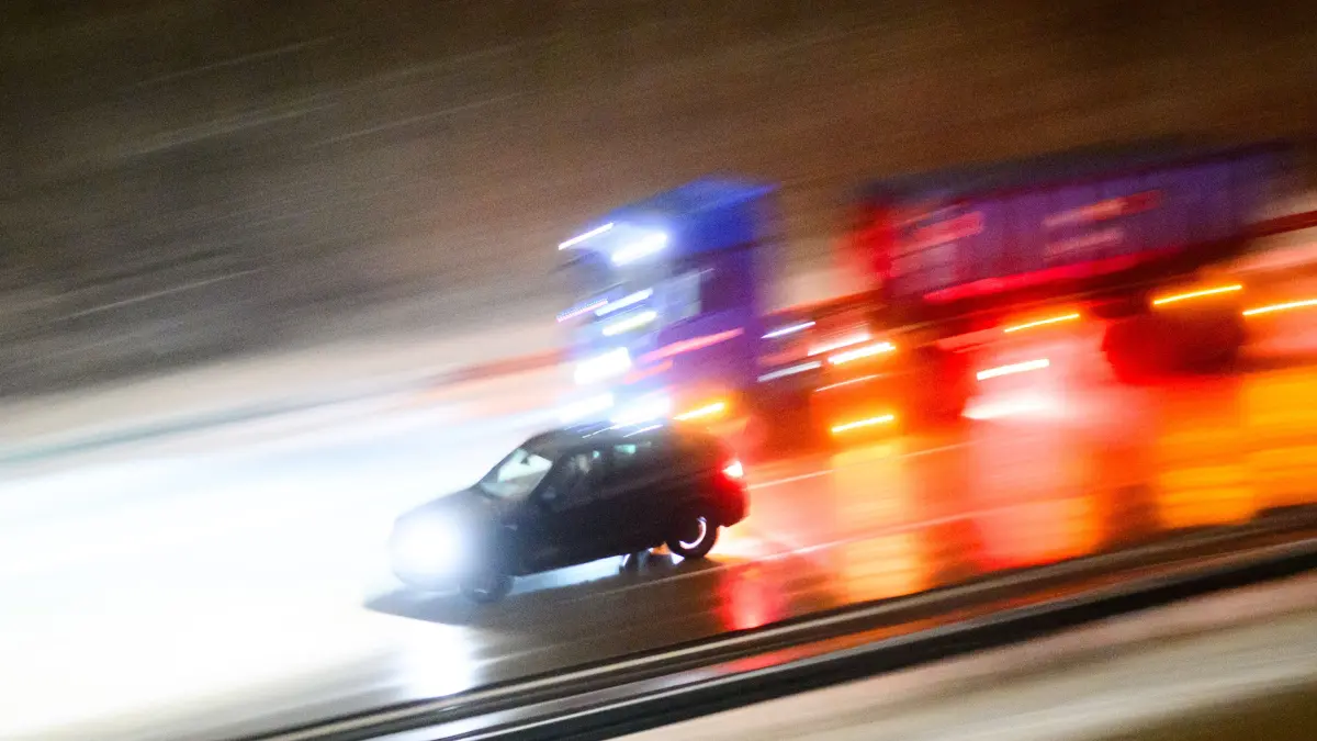 Ein Lkw fährt über die Autobahn. Auch in der Nacht vor dem Unfall am Dreieck Spreeau kippte auf der Autobahn 12 in Richtung Polen ein weiterer Laster um. (Symbolbild)