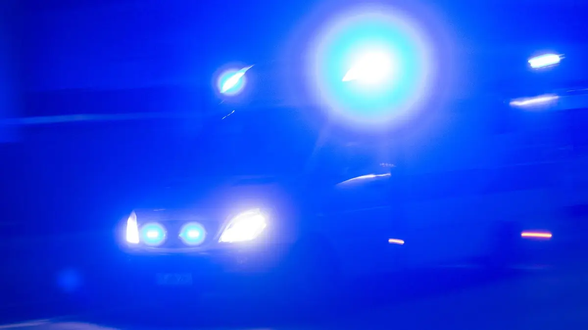 Rettungswagen mit Blaulicht: ARCHIV - 07.12.2016, Baden-Württemberg, Freiburg: Ein Rettungswagen fährt mit Blaulicht durch die Nacht. (zu dpa: «Mann bei Motorradunfall in Kaiserslautern schwer verletzt») Foto: Patrick Seeger/dpa +++ dpa-Bildfunk +++
